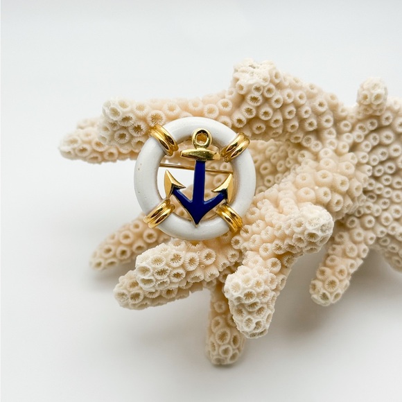 Vintage Trifari Nautical Anchor ⚓️ Brooch in Blue and Gold Enamel Pin - Picture 2 of 9
